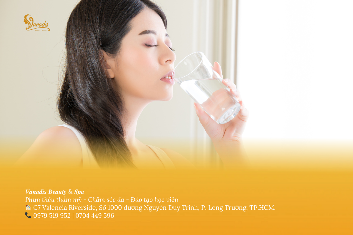 chăm sóc da bằng cách uống đủ nước mỗi ngày giúp cấp ẩm và làm da căng mịn tự nhiên